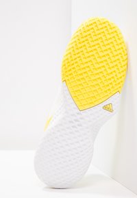 adidas Performance Tennissko til multicourt - yellow