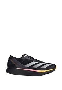 Chaussure de course noire avec des bandes blanches, une semelle intermédiaire en dégradé rose et orange, et une semelle noire, vue de côté.