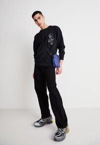 Jack & Jones JJSCULLY CREW NECK - Sweatshirt - black