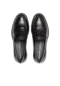 Mocasines de cuero negro con tachuelas decorativas, punta en forma de almendra, suela plana y plantillas con marca. Textura suave y acabado pulido.