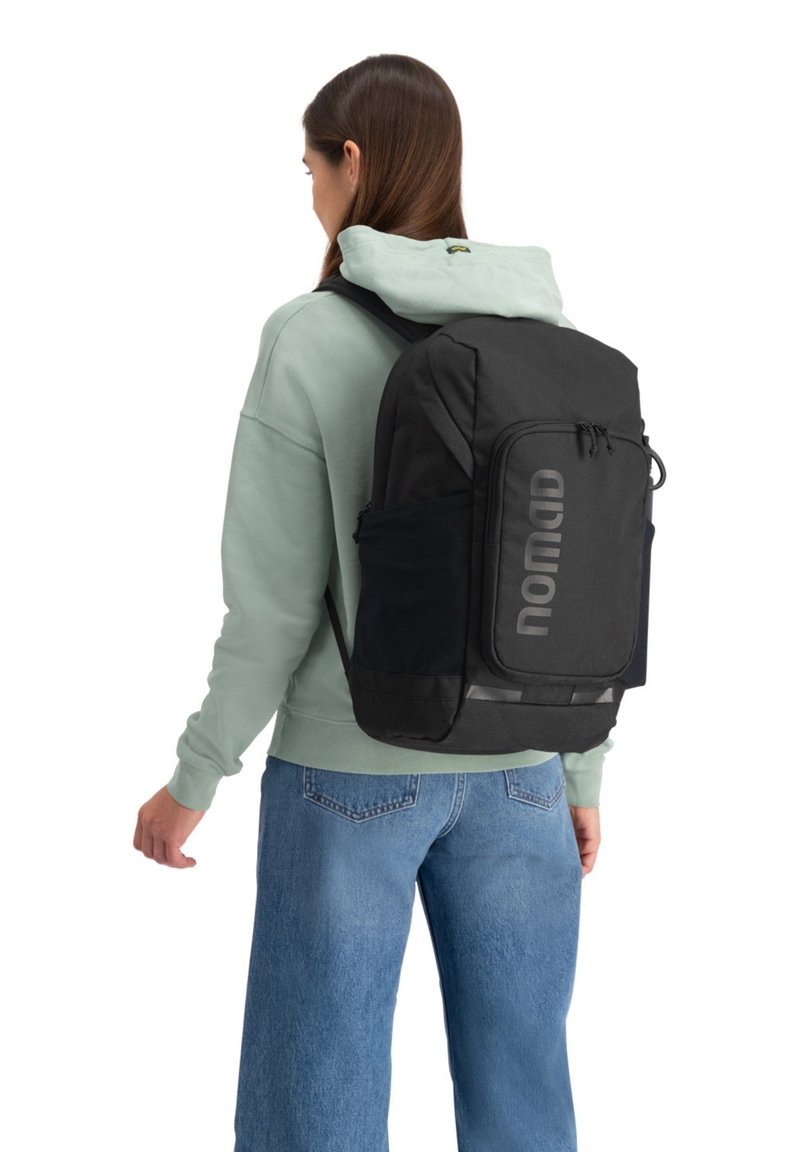 Zwarte rugzak met meerdere vakken, gemaakt van een gladde textuurstof, verstelbare schouderbanden en een zichtbaar logo op de voorkant.