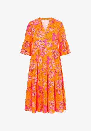 Oranžové midi šaty s růžovými a bílými tropickými listy, tříčtvrtečními rukávy do zvonu, výstřihem do V a vrstvenou sukní.