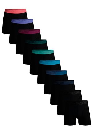 Desať čiernych boxeriek s pásmi v rôznych farbách, každý pás je označený značkou "MUCHACHOMALO".