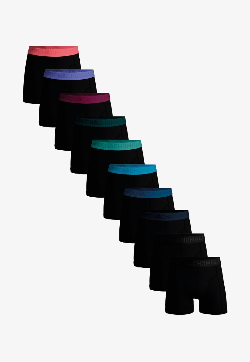 Deset črnih bokseric z elastičnimi pasovi v različnih barvah, na vsakem pasu je napis "MUCHACHOMALO".