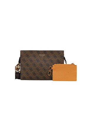 Bolso Guess marrón con estampado, herrajes dorados y pequeña cartera naranja con cremallera adjunta, sobre fondo blanco.