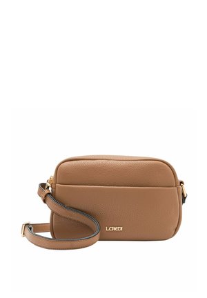 Bolso cruzado de cuero marrón con herrajes en tono dorado, forma rectangular, superficie texturizada y tirante ajustable.