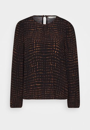 Zwart top met lange mouwen en een rasterpatroon in oranje tinten. Voorzien van een ronde halslijn en een sleutelgatopening aan de achterkant. Soepele textuur.