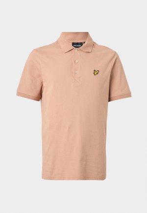 Polo a maniche corte color marrone chiaro con colletto, tre bottoni e un piccolo logo di un uccellino giallo sul petto a sinistra.