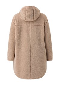 Beżowy, długi płaszcz z polaru teddy z kapturem, z prostym szwem poprowadzonym przez łopatki i długimi rękawami, widoczny od tyłu.