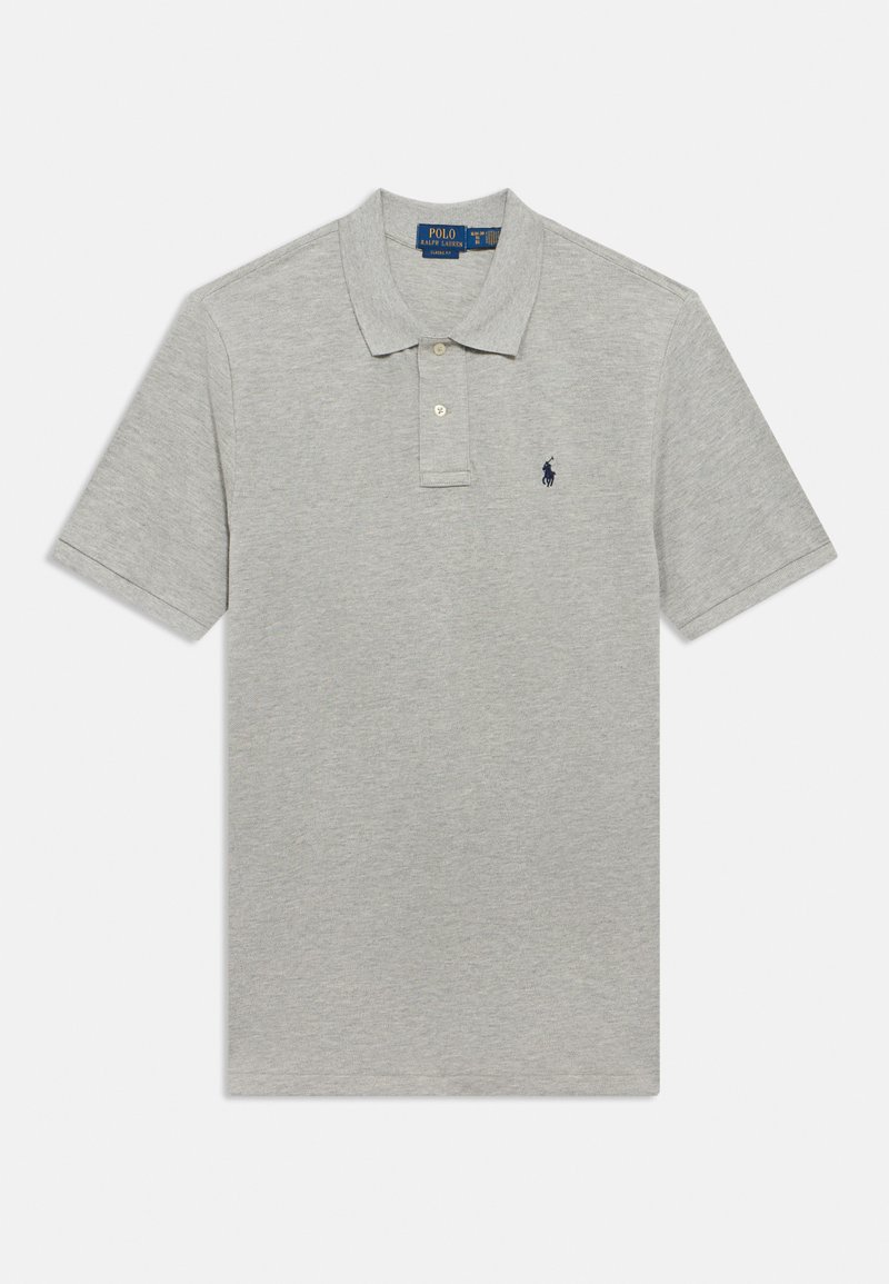 Ανοιχτό γκρι polo κοντομάνικο με γιακά, δύο κουμπιά και μικρό σκούρο μπλε κεντητό λογότυπο στο αριστερό στήθος.