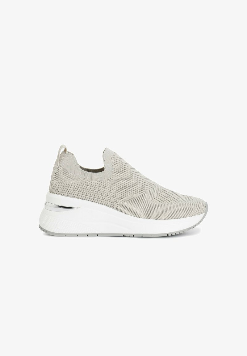 Pantofi sport slip-on tricotat în nuanță de gri, cu un exterior texturat, talpă albă ușor ridicată și un design minimalist.