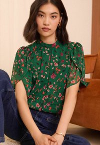 Love & Roses FLORAL PRINTED DOBBY FLUTTER SLEEVE BLOUSE - REGULAR FIT - Palaidinė - green floral