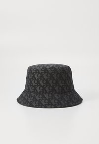 Cappello a secchiello nero con un design a motivo grigio scuro. Realizzato in tessuto, con una visiera larga e piatta e una corona arrotondata.