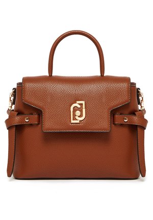 Sac à main en cuir texturé marron avec poignée supérieure, fermeture à rabat, fermoir doré et sangles latérales avec ferrures dorées.