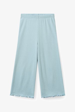 Pantalones de pierna ancha color azul claro con cintura elástica y dobladillos con borde ondulado, hechos de tela de punto acanalada.