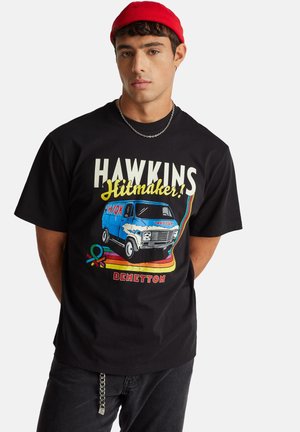 WITH STRANGER THINGS - T-shirt con stampa - black