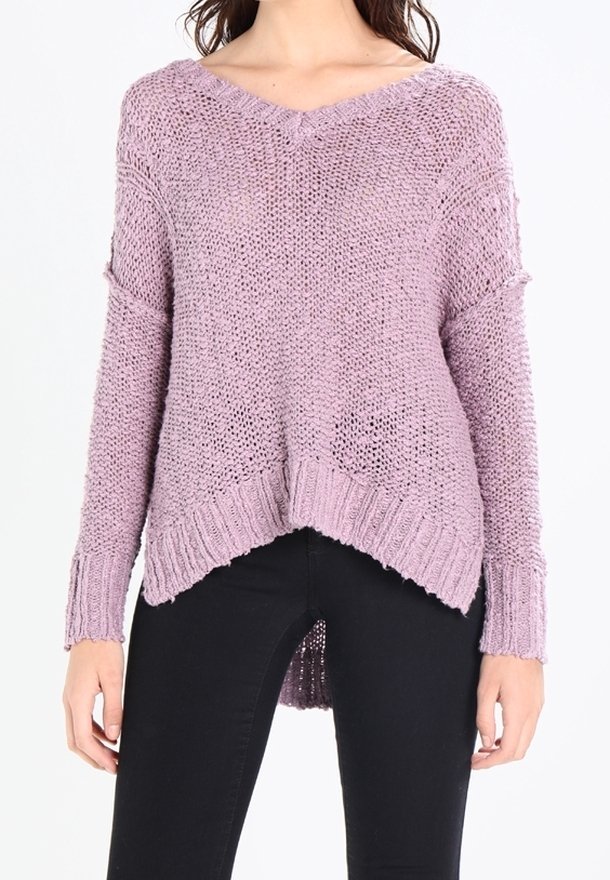 Přes oversized v-neck pletený svetr ve světle fialové barvě s volným vzorem, asymetrickým lemem a žebrovanými akcenty na rukávech a spodním lemu.