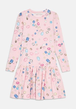Vestido rosa de manga larga con una falda fruncida, que presenta un estampado de gemas en colores azul, rosa y transparente. Hecho de una tela suave y texturizada.