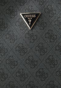 Crni teksturirani materijal ima trokutasti logo s natpisom "GUESS USA" u središtu, okružen metalnim okvirom.