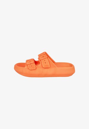 Sandalia naranja brillante tipo slip-on con dos correas ajustables con hebilla y suela texturizada, diseñada para uso casual.
