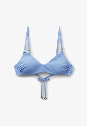 Hellblaues Bikinioberteil in Dreieckform mit dünnen, verstellbaren Schulterriemen und einer Schleife vorne zum Binden.