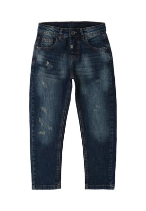 Jeans de mezclilla en azul oscuro con un lavado descolorido, que presentan parches desgastados, cinco bolsillos, cierre de botón y detalles de costura.