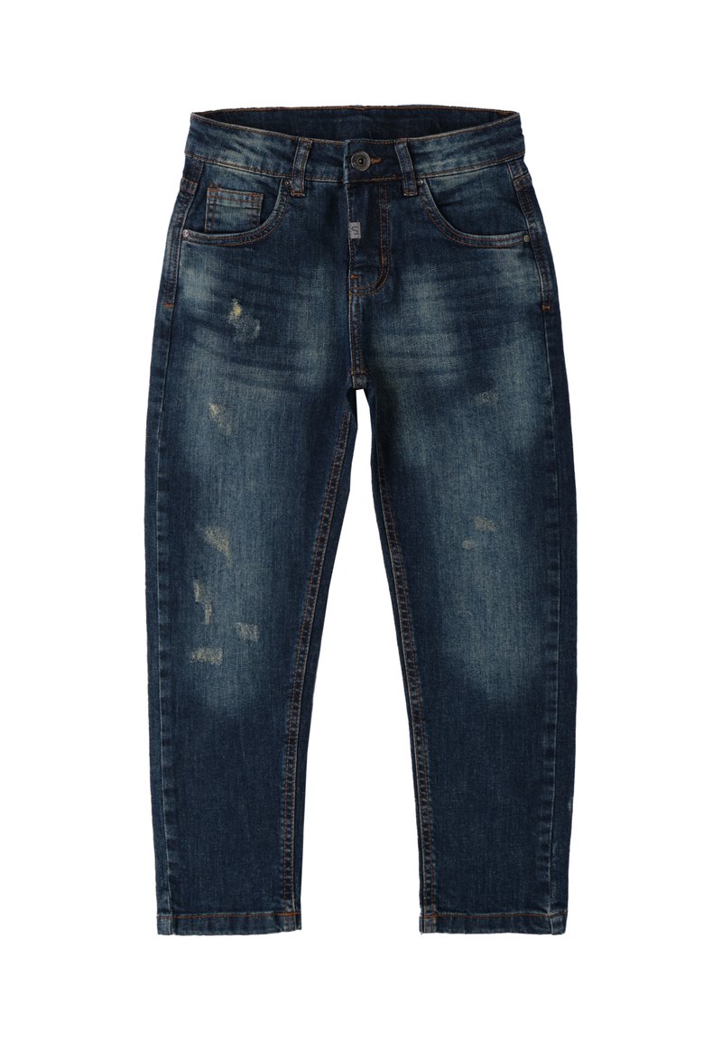 Jeans in denim di colore blu scuro con un lavaggio sbiadito, dotati di toppe strappate, cinque tasche, chiusura a bottone e dettagli cuciti.