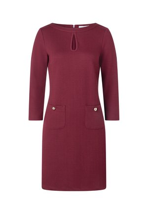 Bordeaux knielange jurk met lange mouwen, een kleine keyhole-halslijn en twee voorzakken met knoopdetails.