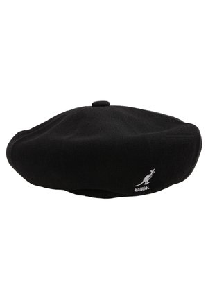 Zwarte wollen baret met een zachte textuur, ronde vorm, een gecentreerde bovenste knop en een klein wit logo met een kangaroo aan de zijkant.
