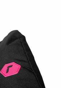 Zwarte stoffen rugzak met een hoek die een hexagonaal roze rubberen logo laat zien, met een textuurpatroon en een gestikte naaddetail.