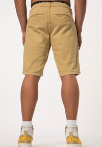 Khaki shorts met een relaxte pasvorm, van katoen, knielang, met twee achterzakken en een zwarte elastische tailleband met branding.