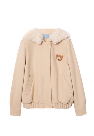 Béžová bunda s kožíškovým límcem, žebrovaným lemem a dvěma bočními kapsami. Na levé straně hrudi má nášivku s medvědem, měkká textura.