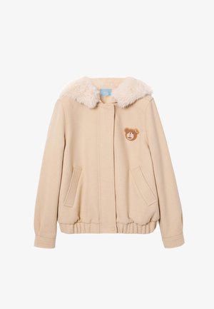 Beige jas met een kraag van nepbont, geribbelde zoom en twee zijzakken. Heeft een berenpatch op de linkerborst, zachte textuur.