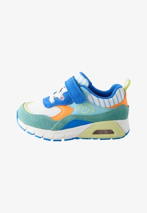 Kleurrijke kindersneaker met blauwe band, witte veters, oranje en groene accenten en een smiley-logo aan de zijkant.