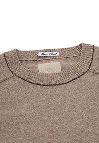 Beige Merinowoll-Mix-Pullover mit einem gerippten runden Ausschnitt und subtilen burgunderfarbenen Nähten an den Rändern. Weiche Textur und nahtloses Schulterdesign.
