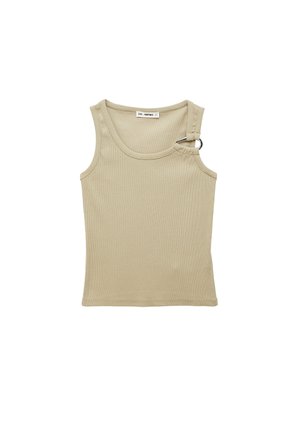 Beige ribstrikket ærmeløs top med rund halsudskæring og en metalringdetalje, der fastgør den ene skulderrem.