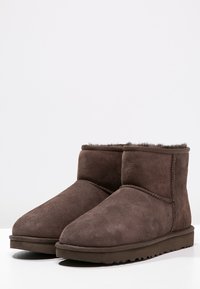 UGG CLASSIC MINI II - Talvisaappaat - chocolate