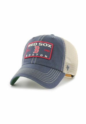 Blau-beige Netz-Baseballkappe mit Boston Red Sox-Logoaufnäher und weißer Naht auf Vorderseite und Schirm.