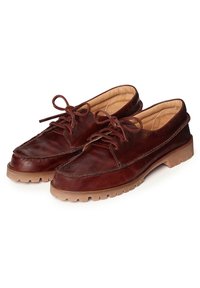 Scarpe in pelle marrone con punta arrotondata, dotate di lacci e suola in gomma texturizzata. Interno foderato in materiale beige chiaro e liscio.