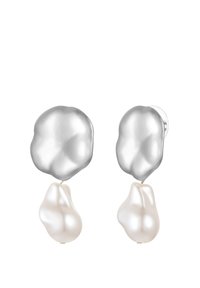 Pendientes de plata con una forma irregular y texturizada, adornados con perlas blancas. El diseño incluye un sistema de fijación de tipo stud para un ajuste seguro.