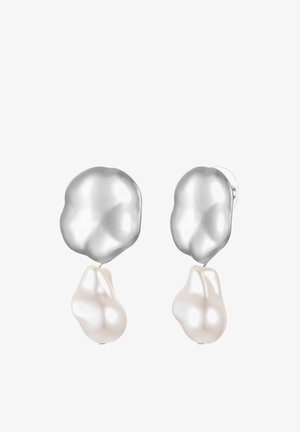 Sudraba auskari ar neregulāru, teksturētu formu un baltām pērļu akcentēm. Dizains ietver uzgaļu aizdari drošai valkāšanai.