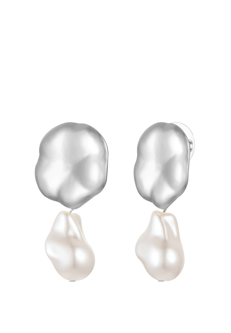 Pendientes de plata con una forma irregular y texturizada, adornados con perlas blancas. El diseño incluye un sistema de fijación de tipo stud para un ajuste seguro.
