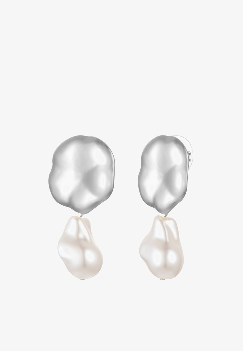 Pendientes de plata con una forma irregular y texturizada, adornados con perlas blancas. El diseño incluye un sistema de fijación de tipo stud para un ajuste seguro.