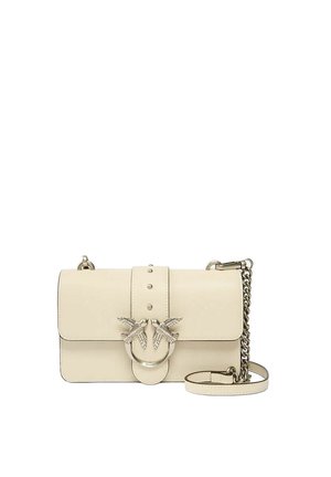 Borsa a tracolla in pelle color crema con chiusura a forma di uccello in argento e tracolla a catena, con una fascia verticale centrale con borchie metalliche.