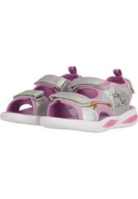 Silberne und rosa Kindersandalen mit Klettverschluss, offenes Design, Einhorn-Stickerei und einer weißen Sohle mit rosa Akzenten.
