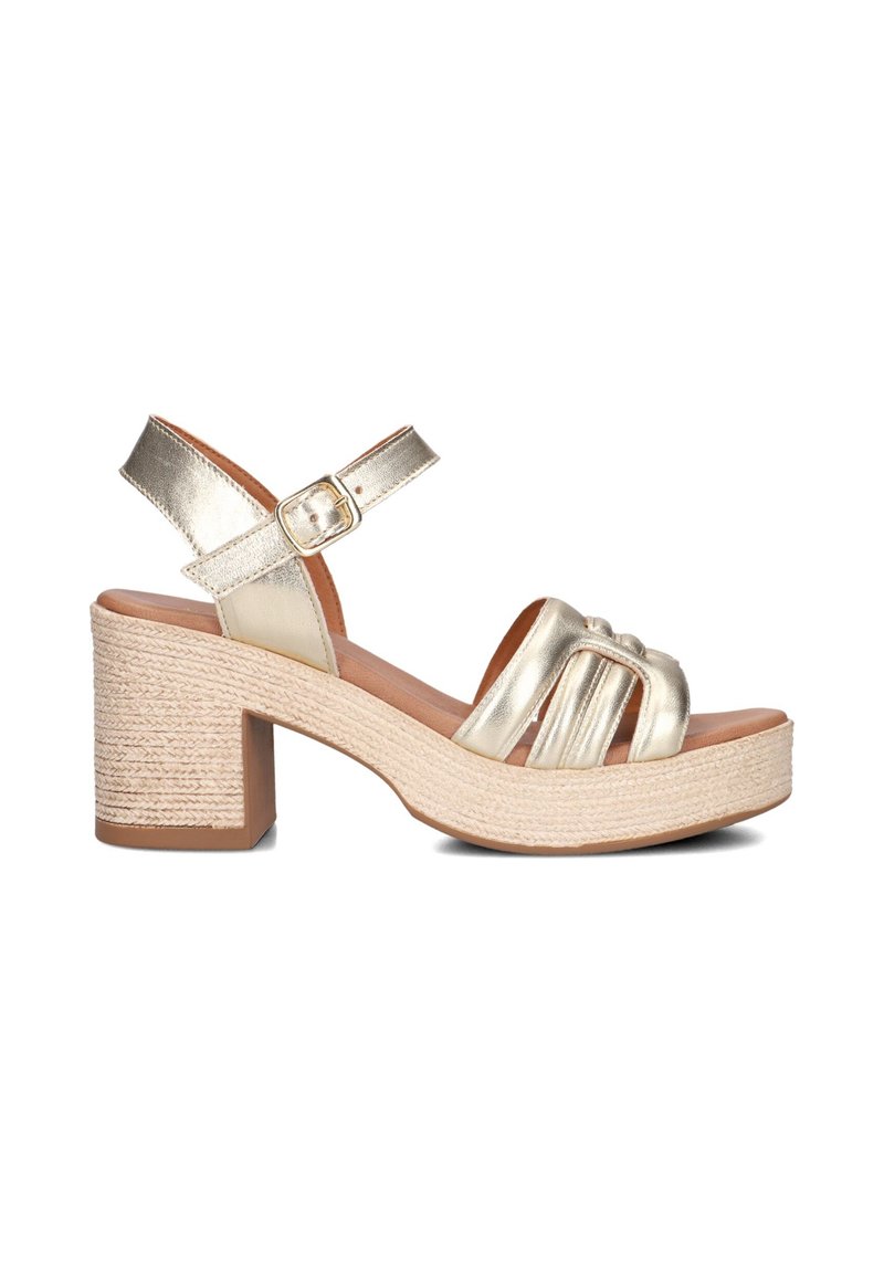Gouden metallic platform sandalen met een geweven jute-achtige hak, voorzien van een verstelbare enkelband en een open teen ontwerp met overkrissende banden.