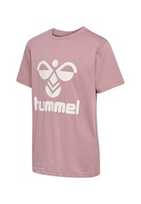 Lyserød kortærmet t-shirt med hvidt geometrisk bi-logo og teksten "hummel" på fronten.