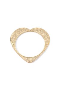 Złota bransoletka w kształcie serca ozdobiona małymi, kolorowymi cyrkoniami; gładka metaliczna faktura z bezpiecznym zapięciem po boku.