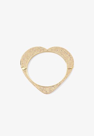 Bracciale a forma di cuore in oro decorato con piccoli strass colorati; texture metallica liscia con una chiusura sicura sul lato.