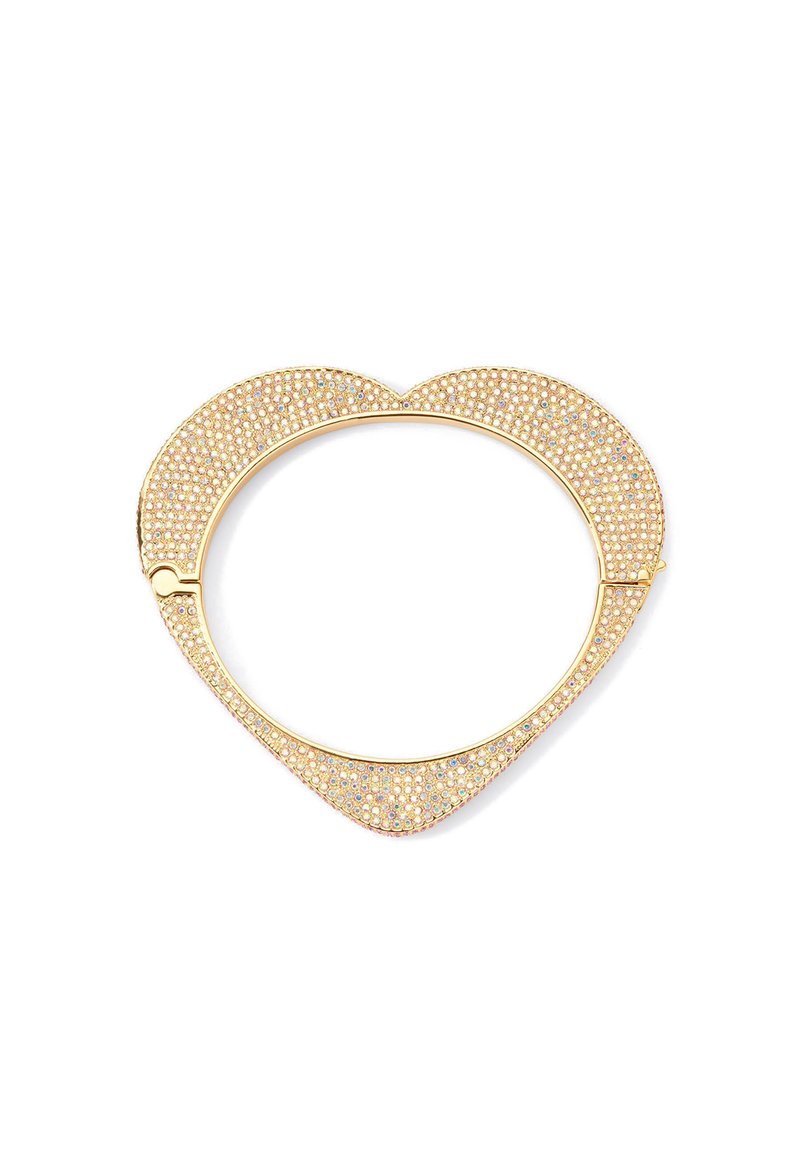Złota bransoletka w kształcie serca ozdobiona małymi, kolorowymi cyrkoniami; gładka metaliczna faktura z bezpiecznym zapięciem po boku.